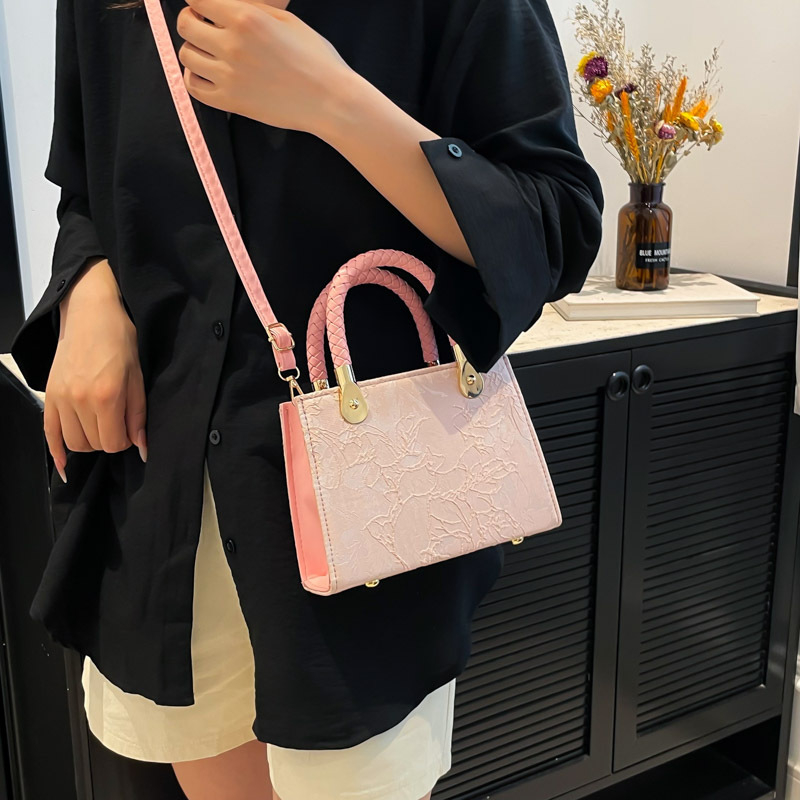 Ženska crossbody torba, horizontalnog kvadratnog oblika, PU materijal, zatvarač, poliester podstava, džep za mobitel