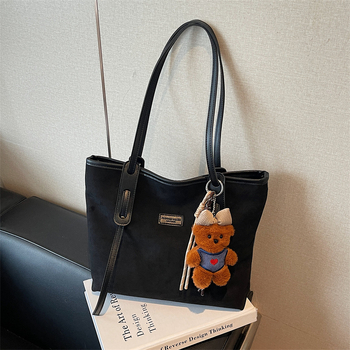 Torba tote u obliku kante, flanel materijal, zatvaranje na zip, podstava od platna, gradski minimalistički stil