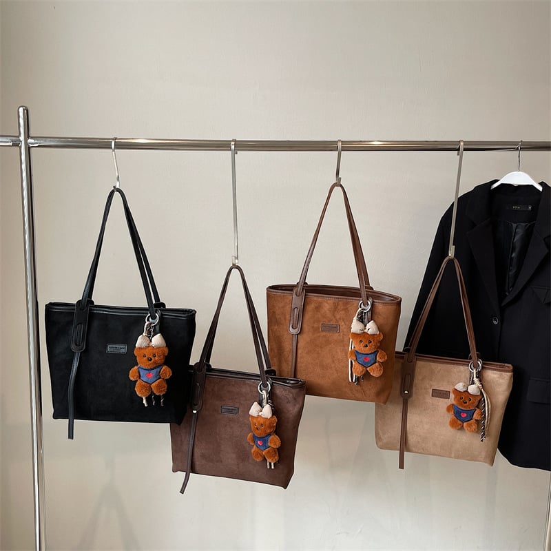 Torba tote u obliku kante, flanel materijal, zatvaranje na zip, podstava od platna, gradski minimalistički stil