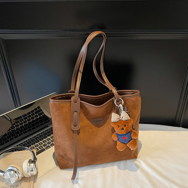 Torba tote u obliku kante, flanel materijal, zatvaranje na zip, podstava od platna, gradski minimalistički stil