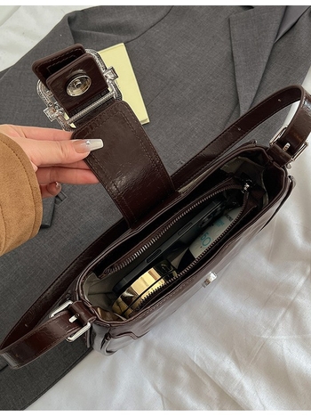 PU kožna crossbody torba, uličnog trenda stil, oblik dumpling, zatvaranje na zip, unutarnji džepovi za telefon i ID, zima 2024