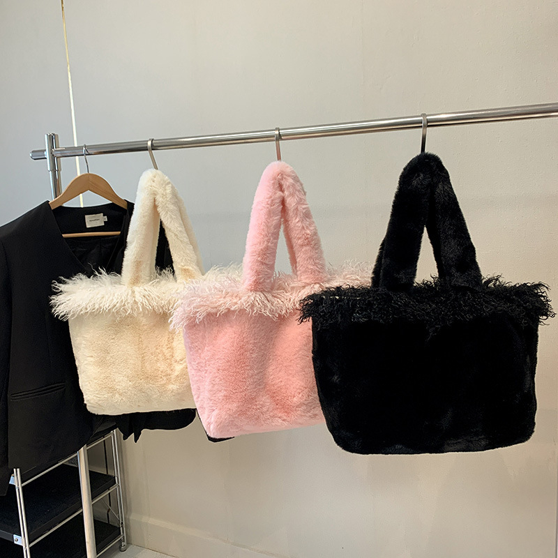 Pliš Tote torba, gradski stil jednostavnosti; magnetska kopča; dvostruke naramenice; vodoravni kvadratni oblik