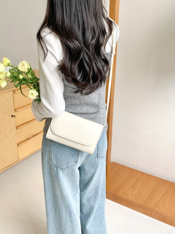 Mala kvadratna crossbody torba — PU materijal, gradski minimalistički stil, horizontalni kvadratni oblik, unutarnja pretinica sa zipom i ID pretinica, Ljeto 2025