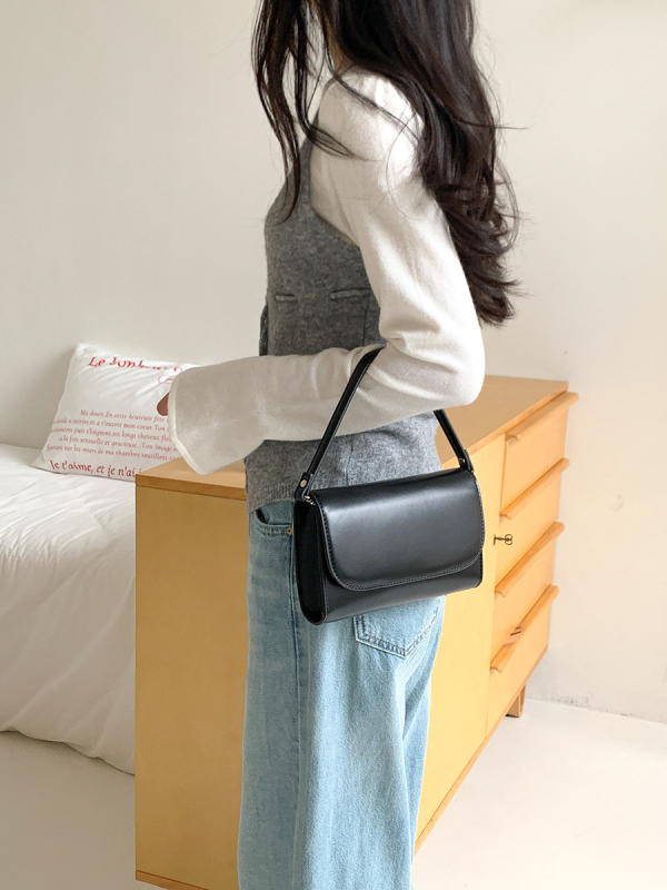Mala kvadratna crossbody torba — PU materijal, gradski minimalistički stil, horizontalni kvadratni oblik, unutarnja pretinica sa zipom i ID pretinica, Ljeto 2025