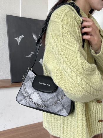 Crossbody torba u uličnoj stilu, PU materijal, horizontalni kvadratni oblik, podstava od poliester, magnetsko zatvaranje, unutarnji pretinci za telefon i ID