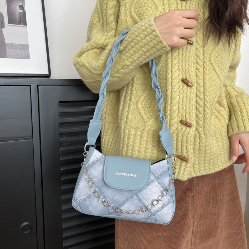 Crossbody torba u uličnoj stilu, PU materijal, horizontalni kvadratni oblik, podstava od poliester, magnetsko zatvaranje, unutarnji pretinci za telefon i ID