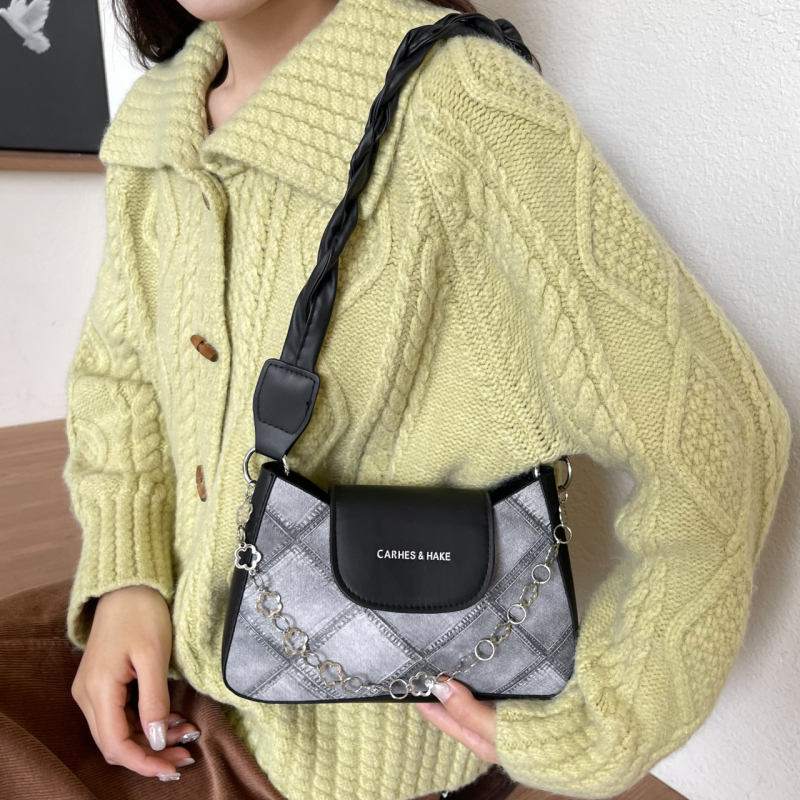 Crossbody torba u uličnoj stilu, PU materijal, horizontalni kvadratni oblik, podstava od poliester, magnetsko zatvaranje, unutarnji pretinci za telefon i ID