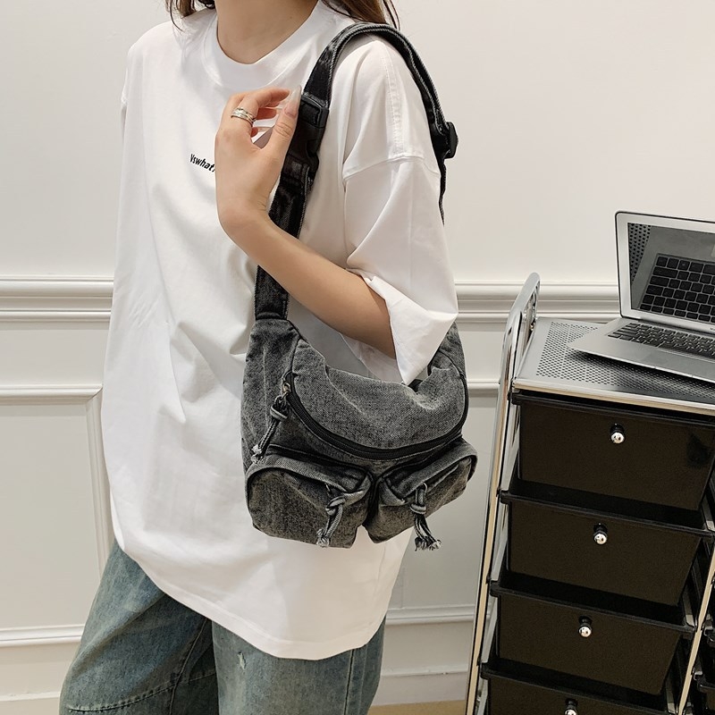 Crossbody torba od denima — gradski stil, zatvarač, vodoravno kvadratnog oblika