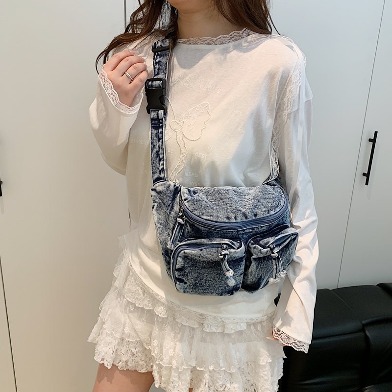 Crossbody torba od denima — gradski stil, zatvarač, vodoravno kvadratnog oblika