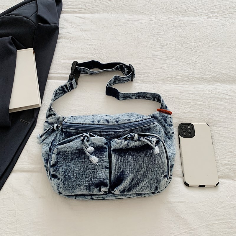 Crossbody torba od denima — gradski stil, zatvarač, vodoravno kvadratnog oblika