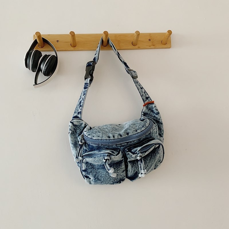 Crossbody torba od denima — gradski stil, zatvarač, vodoravno kvadratnog oblika
