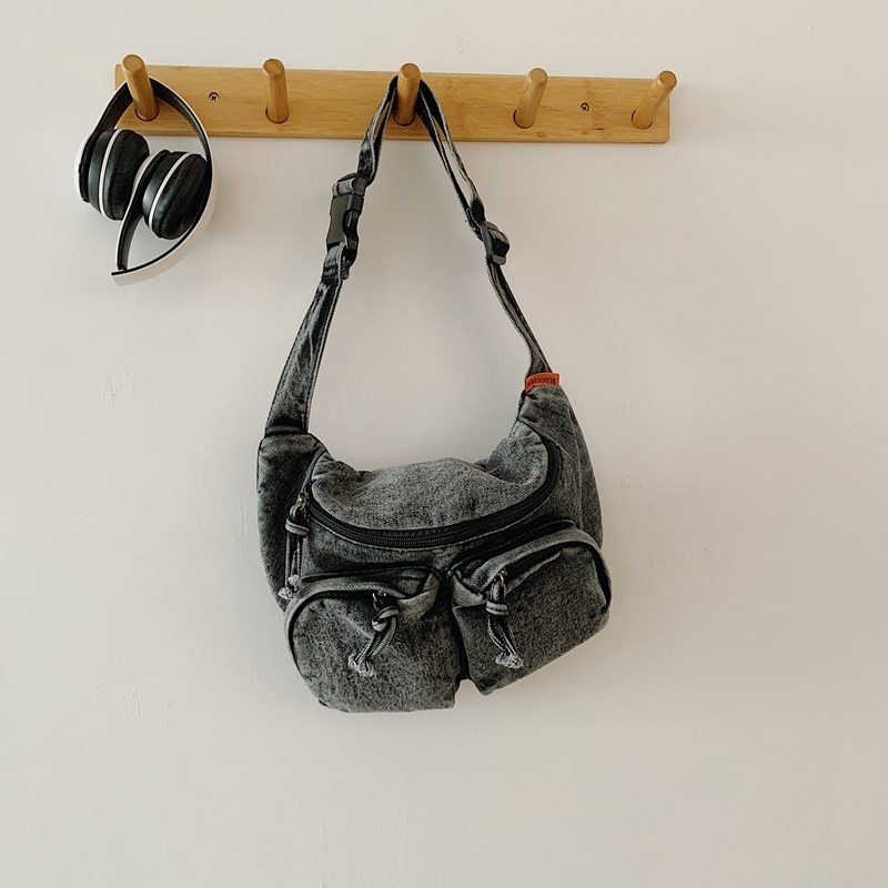 Crossbody torba od denima — gradski stil, zatvarač, vodoravno kvadratnog oblika