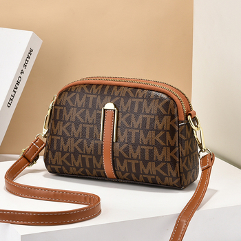Ženska crossbody torba u ulicnom stilu, dumpling stil, PVC vanjski dio, podstava od poliestera, zatvaranje na zip, unutarnja džep s zipom