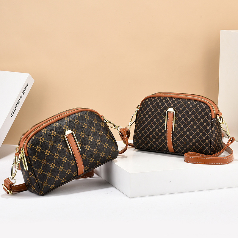 Ženska crossbody torba u ulicnom stilu, dumpling stil, PVC vanjski dio, podstava od poliestera, zatvaranje na zip, unutarnja džep s zipom