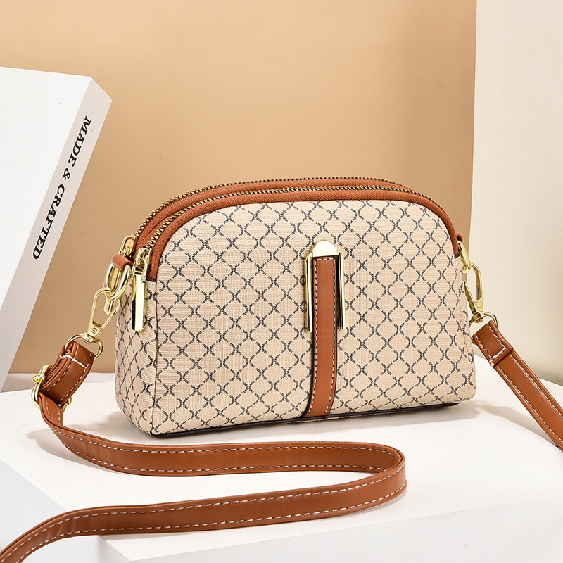 Ženska crossbody torba u ulicnom stilu, dumpling stil, PVC vanjski dio, podstava od poliestera, zatvaranje na zip, unutarnja džep s zipom