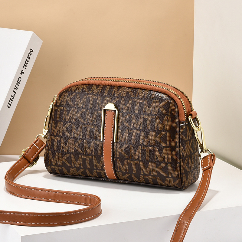 Ženska crossbody torba u ulicnom stilu, dumpling stil, PVC vanjski dio, podstava od poliestera, zatvaranje na zip, unutarnja džep s zipom