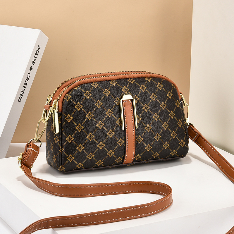 Ženska crossbody torba u ulicnom stilu, dumpling stil, PVC vanjski dio, podstava od poliestera, zatvaranje na zip, unutarnja džep s zipom