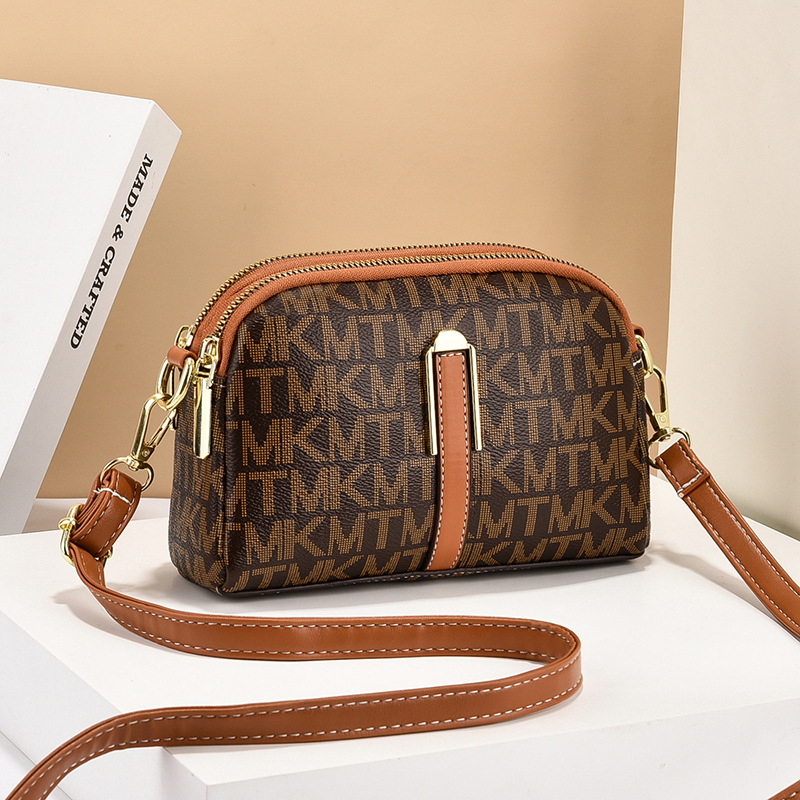 Ženska crossbody torba u ulicnom stilu, dumpling stil, PVC vanjski dio, podstava od poliestera, zatvaranje na zip, unutarnja džep s zipom