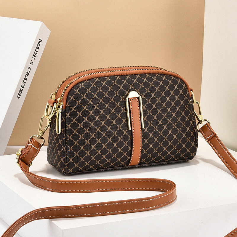 Ženska crossbody torba u ulicnom stilu, dumpling stil, PVC vanjski dio, podstava od poliestera, zatvaranje na zip, unutarnja džep s zipom