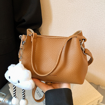 Ženska crossbody torba, gradski minimalistički stil, PU materijal, horizontalni kvadratni oblik, magnetska zatvarač, džep za telefon