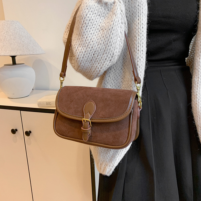 Női PU-anyagú keresztpántos táska, vízszintes négyzetes formája, fedéllel, mágneses zár, belső zsebek a telefonhoz és a dokumentumokhoz