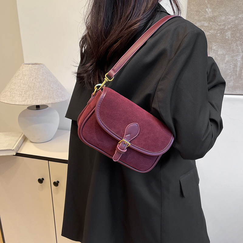 Női PU-anyagú keresztpántos táska, vízszintes négyzetes formája, fedéllel, mágneses zár, belső zsebek a telefonhoz és a dokumentumokhoz