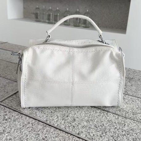 Crossbody táska, PU anyag, utcai divat, kis négyszögletes sziluett, cipzáras nyitás, belső cipzáras zseb és telefontartó zseb, laza szerkezet, egy vállpánt