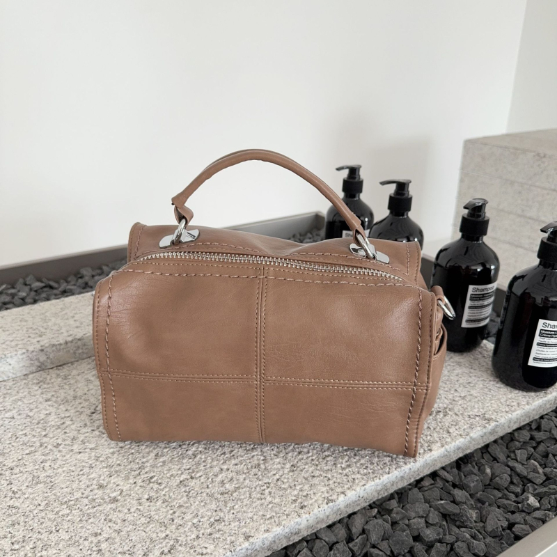 Crossbody táska, PU anyag, utcai divat, kis négyszögletes sziluett, cipzáras nyitás, belső cipzáras zseb és telefontartó zseb, laza szerkezet, egy vállpánt