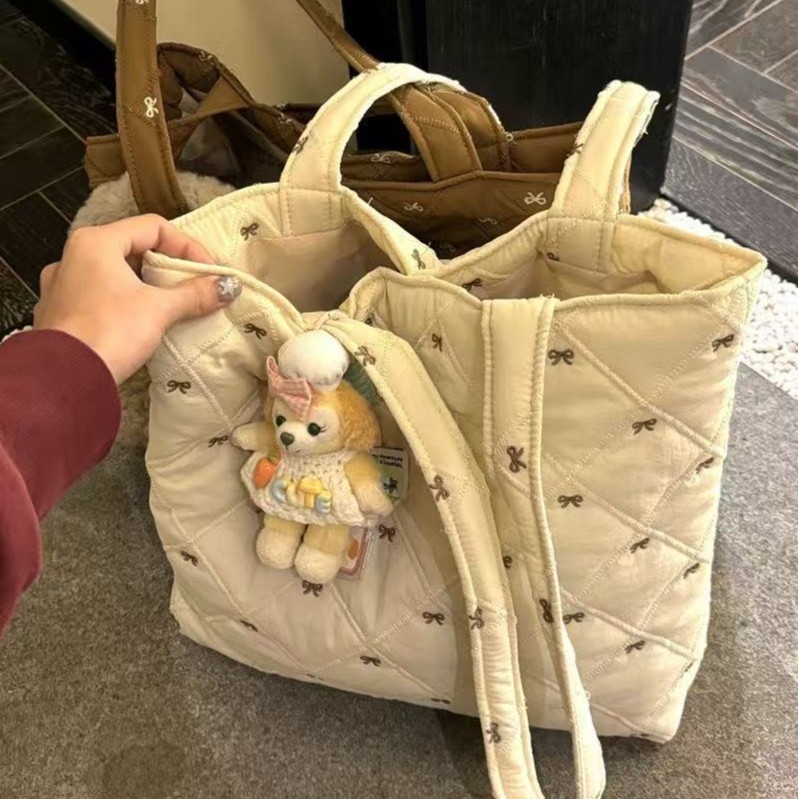 Tote táska városi egyszerű stílusban, poliészter, mágneszáras záródás, vízszintes négyszög alakú, dupla vállpánt