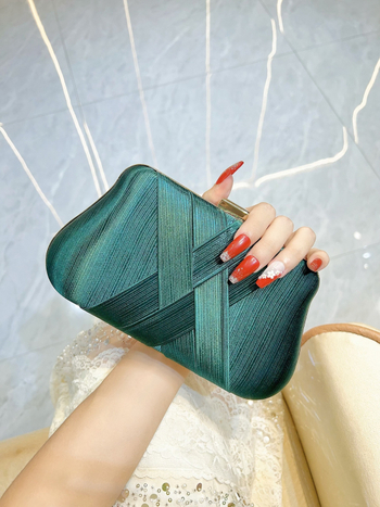 Vakarinė rankinė iš klostuoto satino, audinė kluts banketams — poliesteris, horizontali kvadrato forma, viduje kišenės telefonui ir ID, atidarymas viršuje, 2025 m. pavasaris