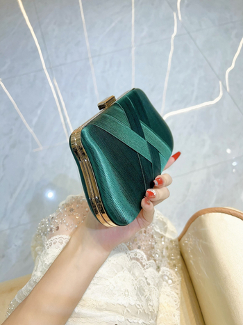 Vakarinė rankinė iš klostuoto satino, audinė kluts banketams — poliesteris, horizontali kvadrato forma, viduje kišenės telefonui ir ID, atidarymas viršuje, 2025 m. pavasaris