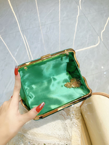 Vakarinė rankinė iš klostuoto satino, audinė kluts banketams — poliesteris, horizontali kvadrato forma, viduje kišenės telefonui ir ID, atidarymas viršuje, 2025 m. pavasaris