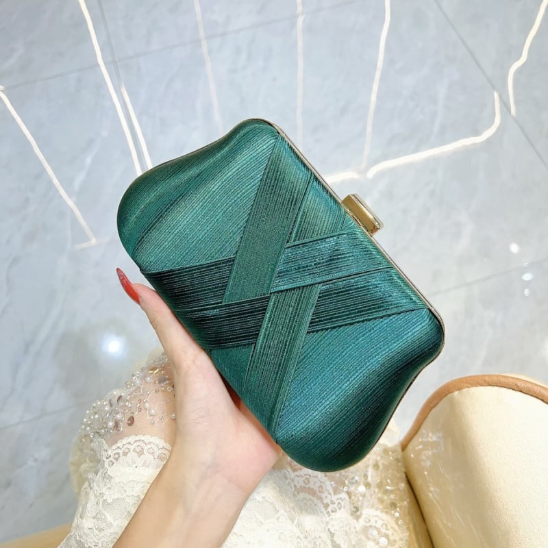 Vakarinė rankinė iš klostuoto satino, audinė kluts banketams — poliesteris, horizontali kvadrato forma, viduje kišenės telefonui ir ID, atidarymas viršuje, 2025 m. pavasaris