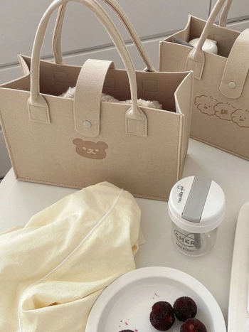 Maci mintás filctáska, uniszex, tote táska függőleges négyzetrendes formával, laptopzseb, nyitott felső, 2025 tavasz