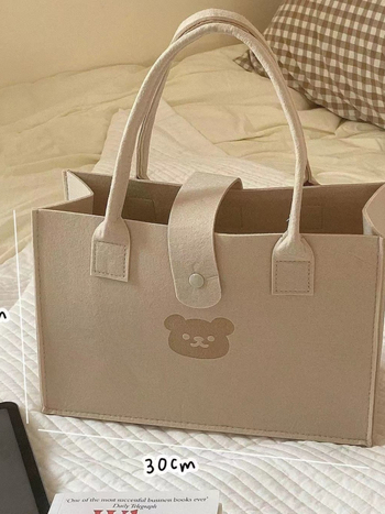 Maci mintás filctáska, uniszex, tote táska függőleges négyzetrendes formával, laptopzseb, nyitott felső, 2025 tavasz