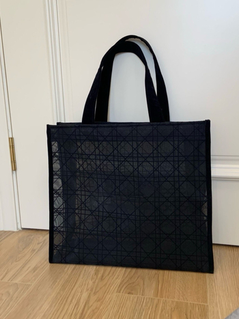 PU velúr hímzéssel és átlátszó hálóval készült kozmetikai táska, cipzáras zárás, belső cipzáros rekesz, függőleges négyzet alakú forma