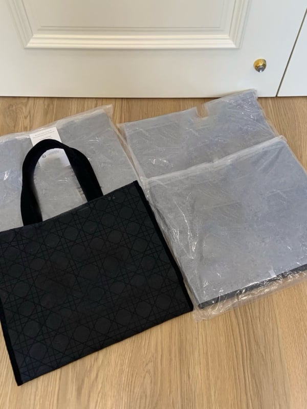 PU velúr hímzéssel és átlátszó hálóval készült kozmetikai táska, cipzáras zárás, belső cipzáros rekesz, függőleges négyzet alakú forma