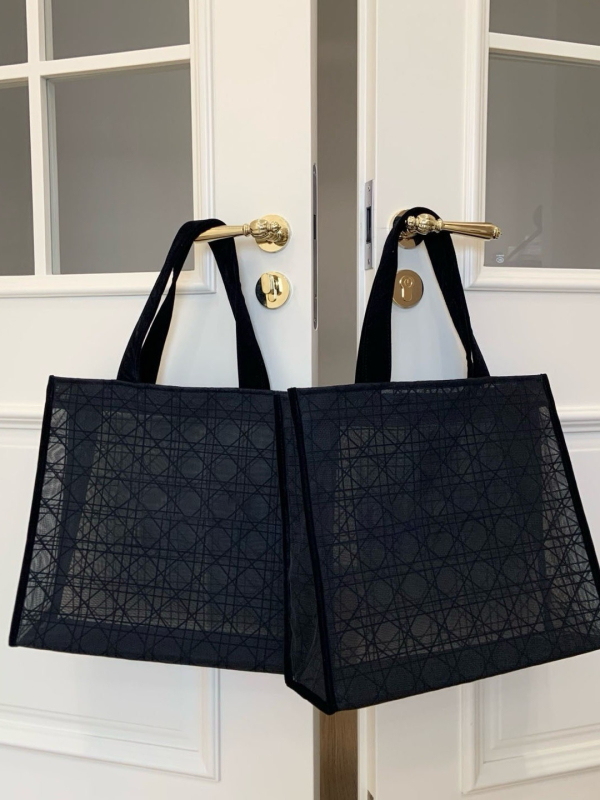 PU velúr hímzéssel és átlátszó hálóval készült kozmetikai táska, cipzáras zárás, belső cipzáros rekesz, függőleges négyzet alakú forma