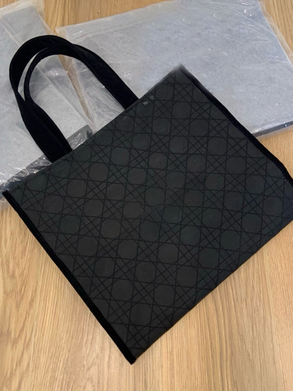 PU velúr hímzéssel és átlátszó hálóval készült kozmetikai táska, cipzáras zárás, belső cipzáros rekesz, függőleges négyzet alakú forma