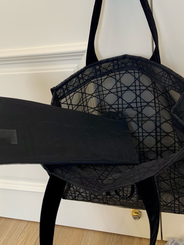 PU velúr hímzéssel és átlátszó hálóval készült kozmetikai táska, cipzáras zárás, belső cipzáros rekesz, függőleges négyzet alakú forma