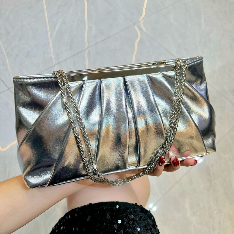 PU večernja clutch torbica s lancem, plisirana, vodoravno četvrtastog oblika, unutarnji džepovi za telefon i dokumente