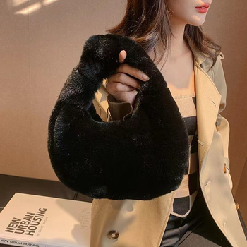 Koreai stílusú plüss klutch táska, horizontális négyszögletes forma, poliészter bélés, belső laminált cipzáras zseb (Anyag: plüss; Stílus: koreai; Forma: horizontális négyszög; Bélés: poliészter; Belső: laminált cipzáras zseb)