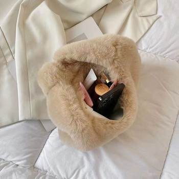 Koreai stílusú plüss klutch táska, horizontális négyszögletes forma, poliészter bélés, belső laminált cipzáras zseb (Anyag: plüss; Stílus: koreai; Forma: horizontális négyszög; Bélés: poliészter; Belső: laminált cipzáras zseb)