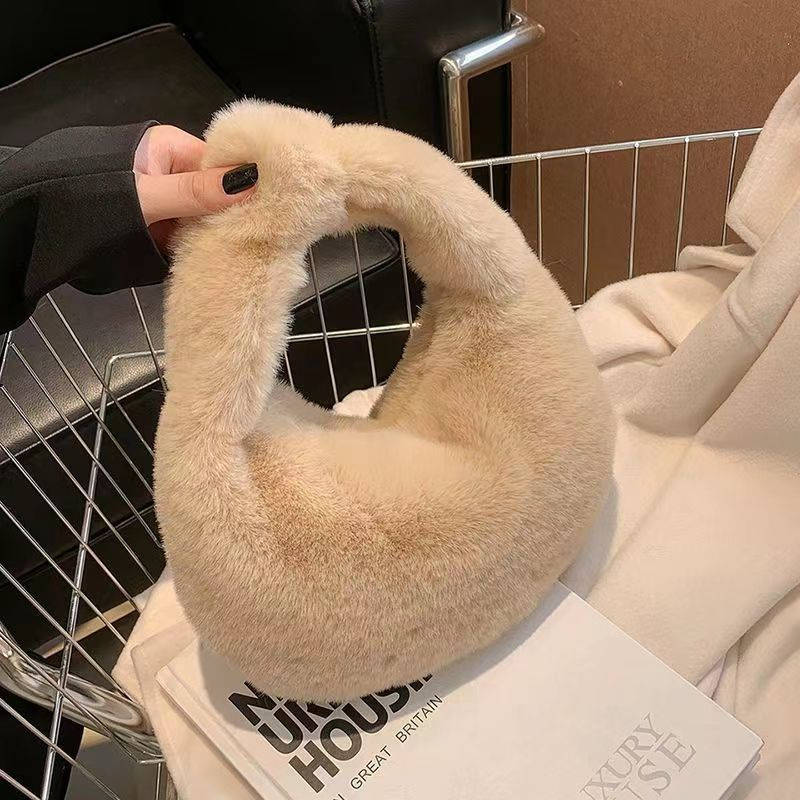 Koreai stílusú plüss klutch táska, horizontális négyszögletes forma, poliészter bélés, belső laminált cipzáras zseb (Anyag: plüss; Stílus: koreai; Forma: horizontális négyszög; Bélés: poliészter; Belső: laminált cipzáras zseb)