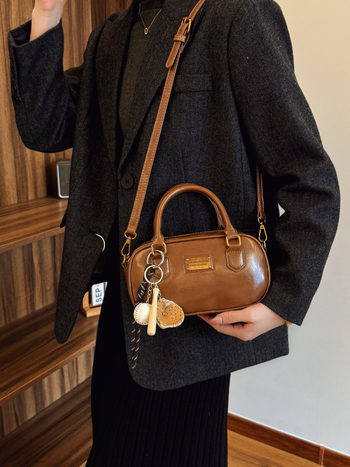 Torba preko ramena crossbody, PU materijal, horizontalni kvadratni oblik, zatvaranje na zip, džepovi za telefon i karticu identiteta, jedna naramenica