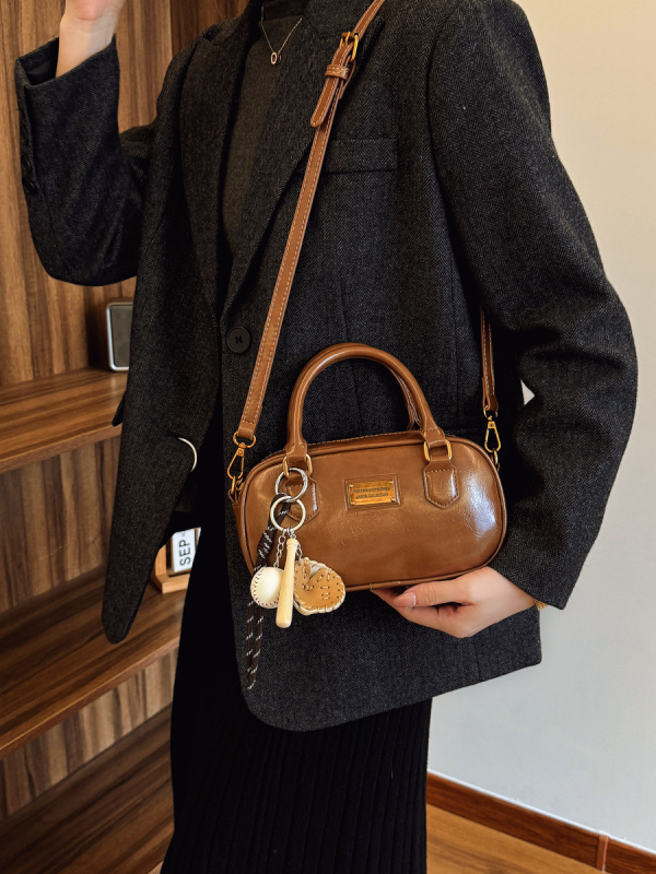 Torba preko ramena crossbody, PU materijal, horizontalni kvadratni oblik, zatvaranje na zip, džepovi za telefon i karticu identiteta, jedna naramenica