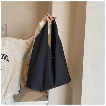 Szabadidős utazáshoz nylon tote táska, függőleges négyzet alakú forma, felső nyitás, belső zsebek a telefonhoz és személyi igazolványhoz