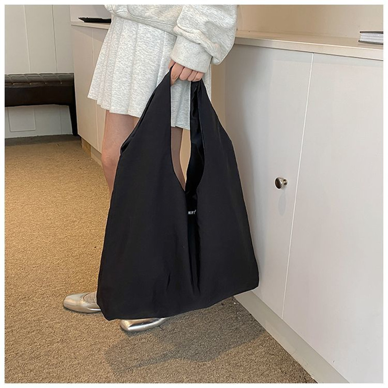 Szabadidős utazáshoz nylon tote táska, függőleges négyzet alakú forma, felső nyitás, belső zsebek a telefonhoz és személyi igazolványhoz