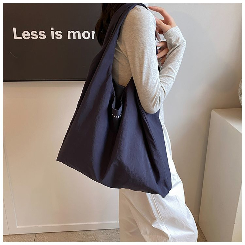 Szabadidős utazáshoz nylon tote táska, függőleges négyzet alakú forma, felső nyitás, belső zsebek a telefonhoz és személyi igazolványhoz