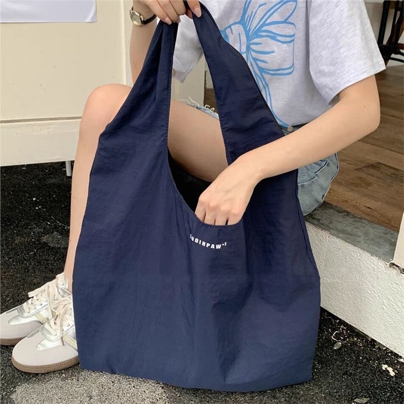 Szabadidős utazáshoz nylon tote táska, függőleges négyzet alakú forma, felső nyitás, belső zsebek a telefonhoz és személyi igazolványhoz